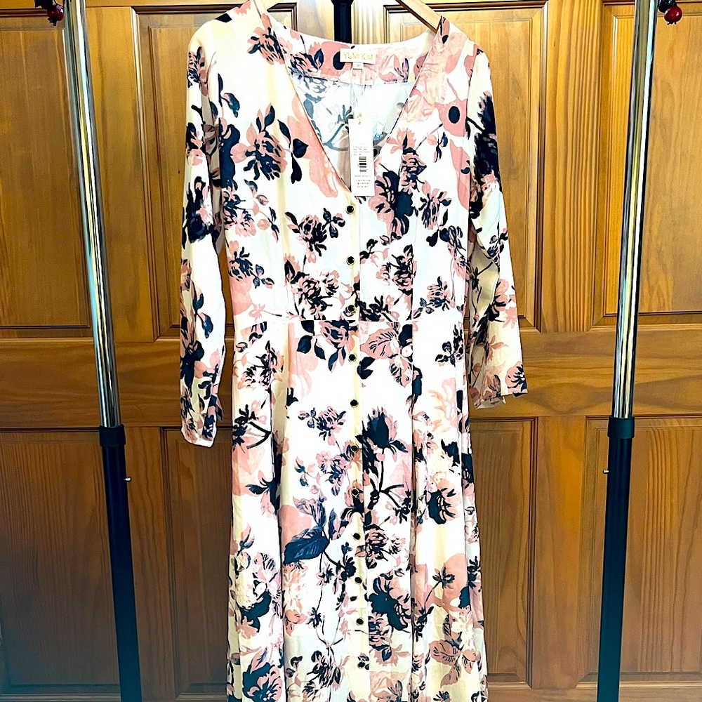 Yumi Kim Midi Dress Size Medium.  New with Tags!
Simple..Beautiful…Elegant. 💗
